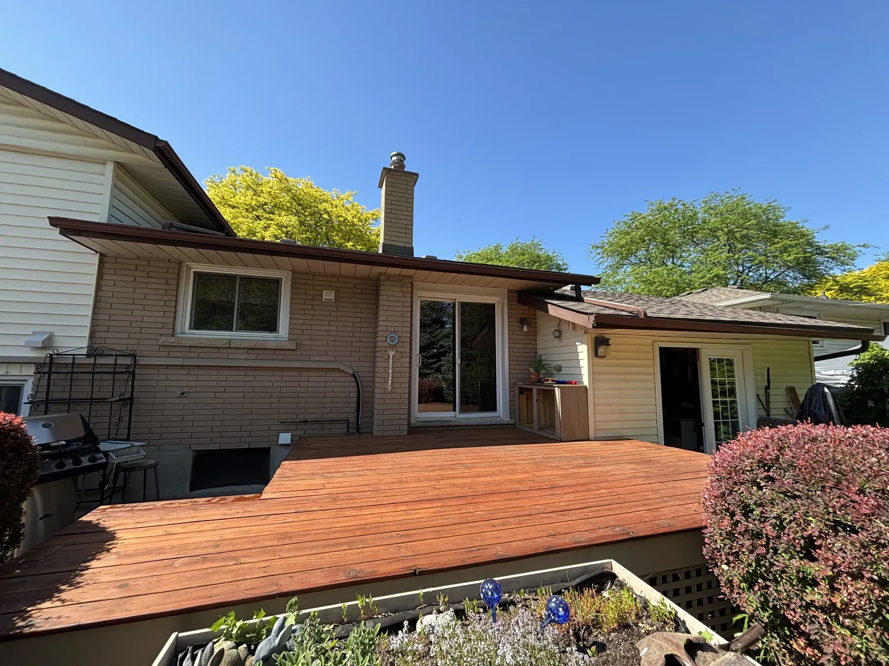 St. Catharines deck — finished surface in Woodluxe Teak